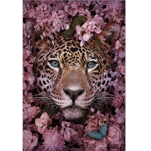 Leopard zwischen Blumen
