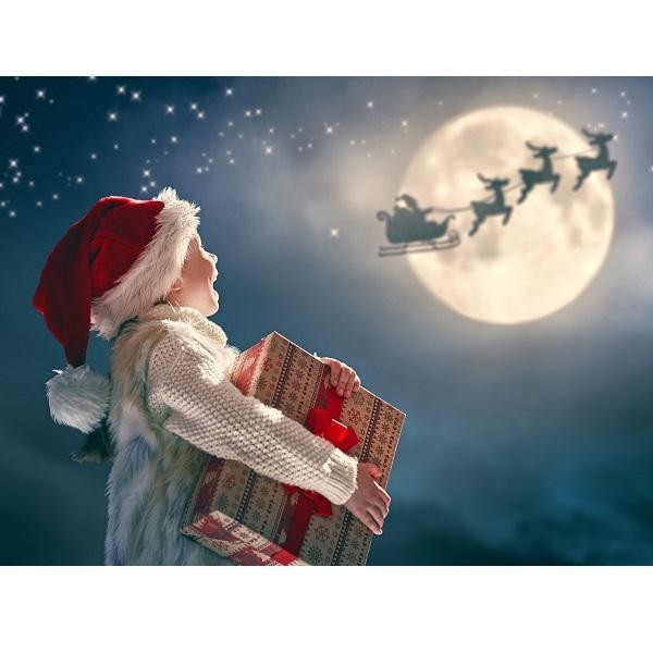 Mädchen sieht den Weihnachtsmann