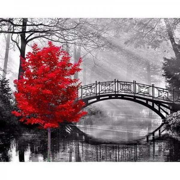 Roter Baum bei der Brücke