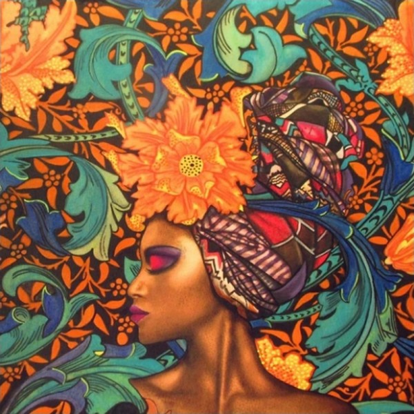 Frau mit orangefarbener Blume